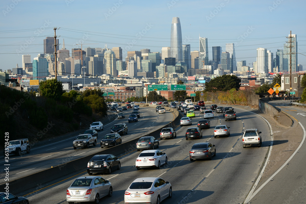 Naklejka premium San Francisco California USA - August 17, 2019: View to Highway from walking bridge near The Benches Garden
