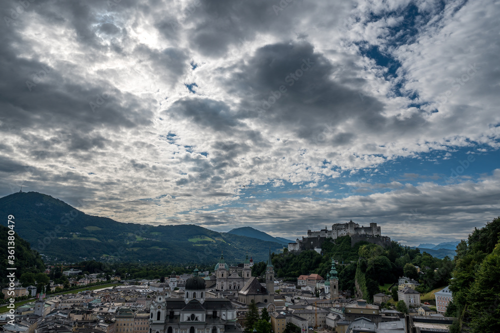Dramatische Wolkenstimmung über der Salzburger Altstadt