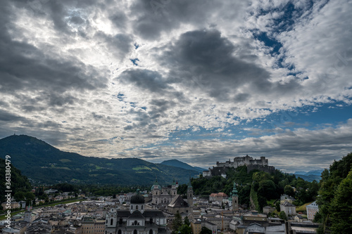 Dramatische Wolkenstimmung über der Salzburger Altstadt © Georg Hummer