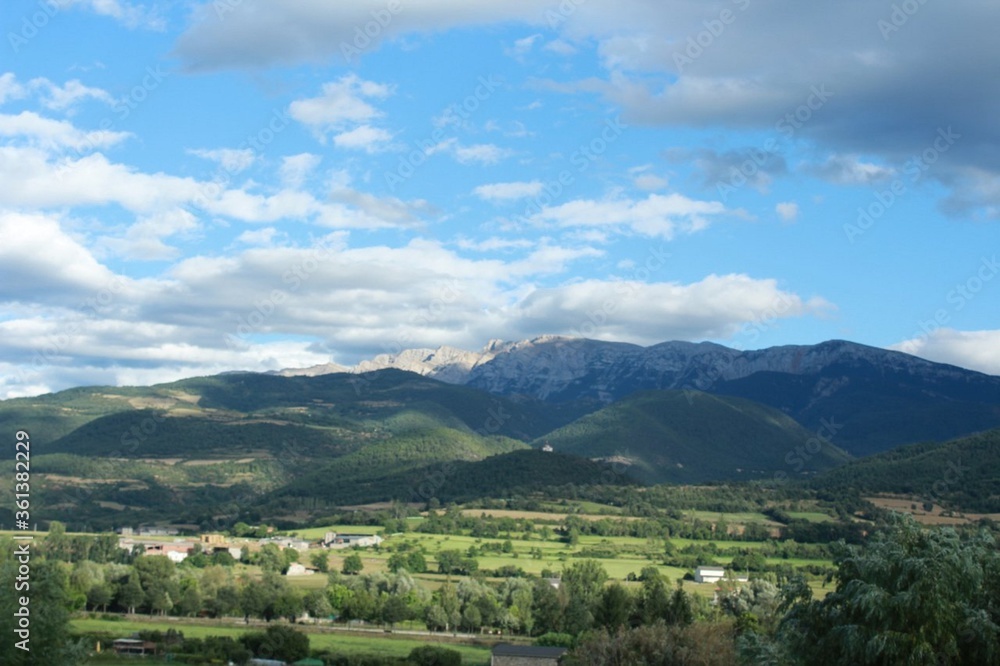 Mountains in La Seu d'Urgell with clouds / montañas con La Seu d'Urgell con nubes 