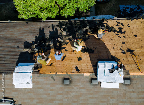 Foto Roofer replace shingle that has been damaged and needing replacement
