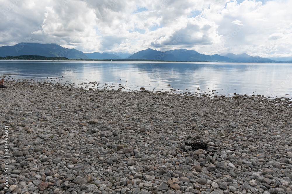 Strand am Chiemsee, mit Bergen (Alpen), Spiegelung im Wasser, Wolken und Himmel Strand am Chiemsee, mit Bergen (Alpen), Spiegelung im Wasser, Wolken und Himmel