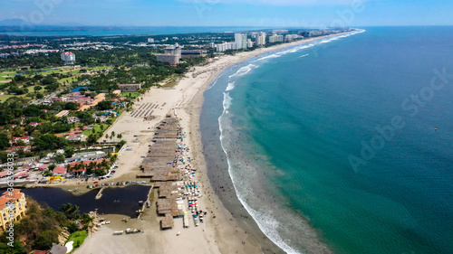 Fototapeta Naklejka Na Ścianę i Meble -  Orilla del mar en playa de Acapulco