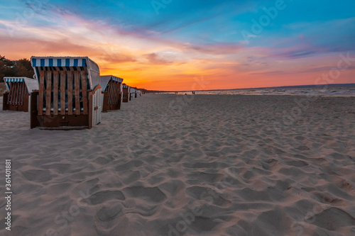 Sonnenuntergang und Strandk  rbe am Strand von Binz