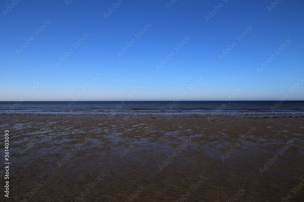 Strand an der Nordsee bei blauen Himmel in der nähe von St. Peter Ording