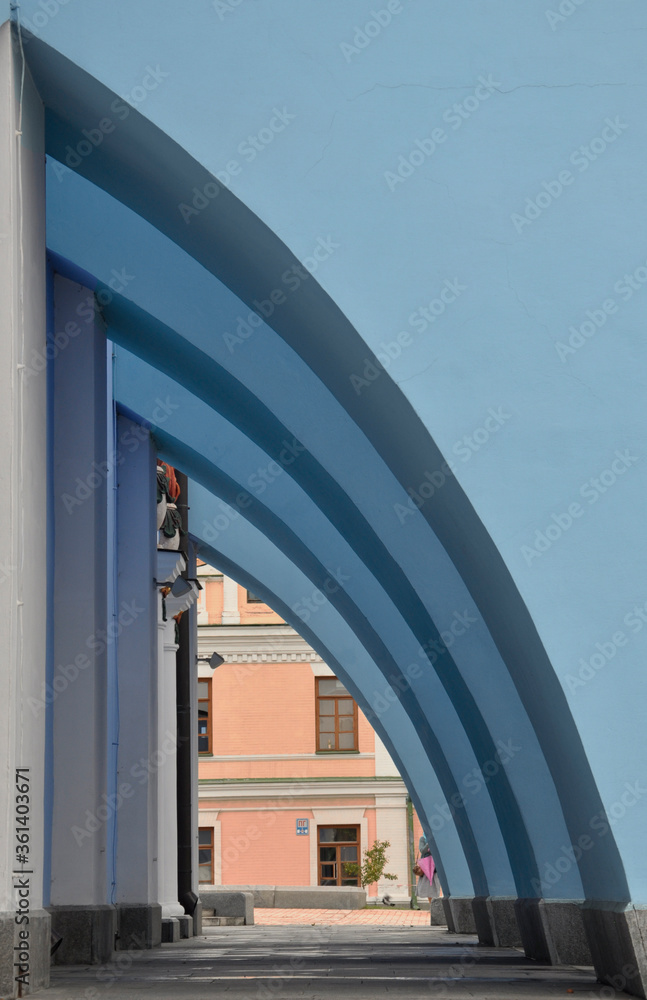Obraz premium Buttresses of the church converging with the main structure in geometric lines.