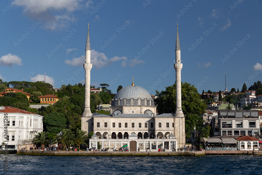 Fototapeta premium Beylerbeyi Mosque in Bosphorus Strait Side of Istanbul, Turkey