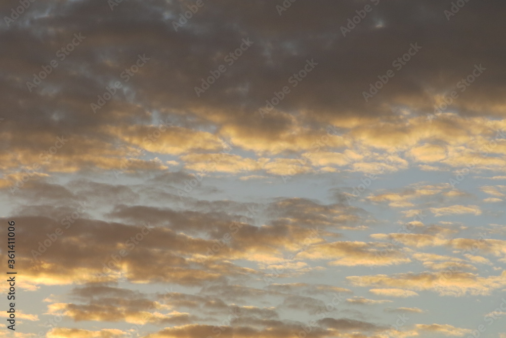 arriere plan de nuages en plein coucher de soleil, golden hour