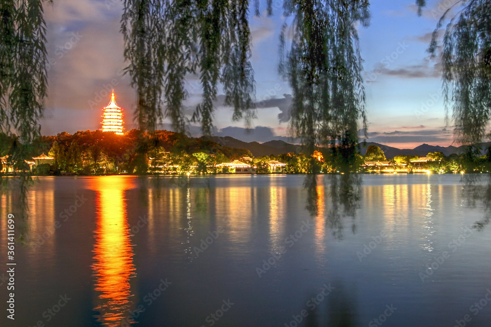 Obraz premium Leifeng Pagoda on West Lake, Hangzhou, China