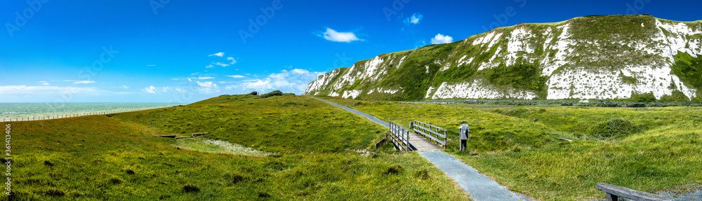 Scenic view of Samphire Hoe Country Park with white cliffs, south England