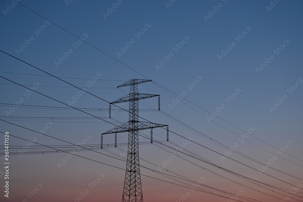 Dämmerung nach Sonnenuntergang mit rosa Himmel und Strommast mit Hochspannungsleitung (Elektrizität) Dämmerung nach Sonnenuntergang mit rosa Himmel und Strommast mit Hochspannungsleitung (Elektrizität)