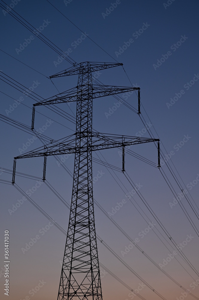 Dämmerung nach Sonnenuntergang mit rosa Himmel und Strommast mit Hochspannungsleitung (Elektrizität) Dämmerung nach Sonnenuntergang mit rosa Himmel und Strommast mit Hochspannungsleitung (Elektrizität)