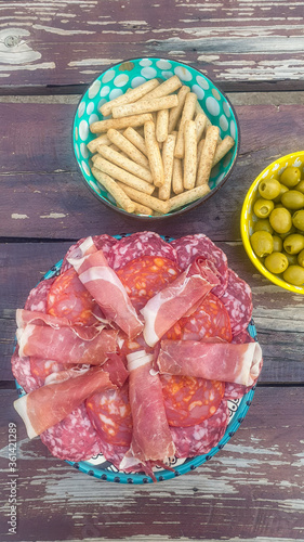 Tapeo de Chorizo, Salchichon, Jamón Serrano, aceitunas y Piquitos photo