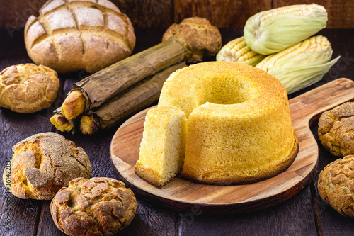 фотографія table with cornmeal cake, broa (bruninha or broa), typical Brazilian sweets