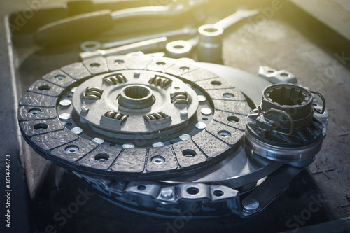 Foto new clutch kit in a car service before installation on a car