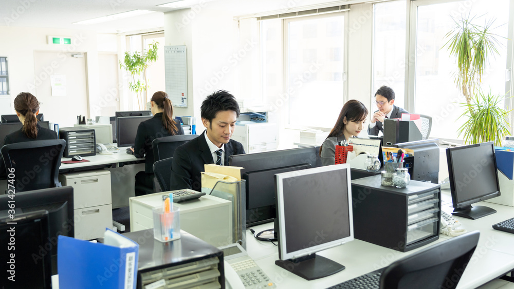 オフィスで働く人々 オフィスで働く人々