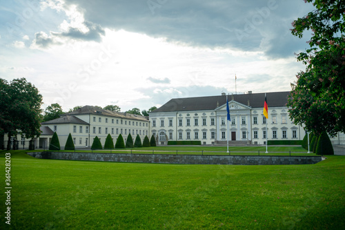 Das Schloss Bellevue ist ein Baudenkmal am Spreeweg im Berliner Ortsteil Tiergarten photo