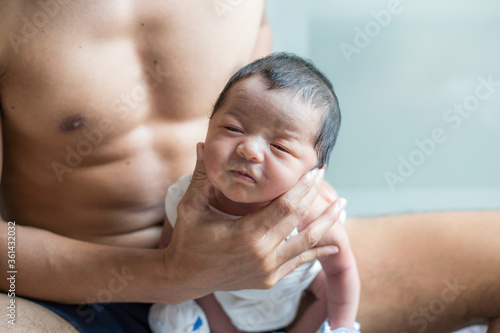 Fotografia Beautiful young Asian father hold newborn baby boy with hand to help baby belch