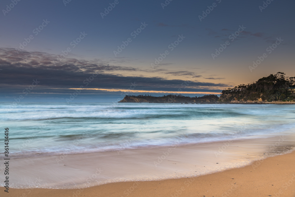 Obraz premium Sunrise seascape and low cloud bank