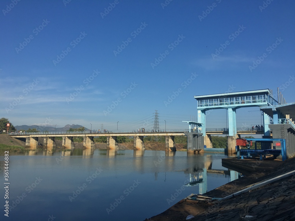 Obraz premium beautiful view A large water dam with bright blue sky