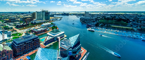 Photo Inner harbor in Baltimore, Maryland on a clear day