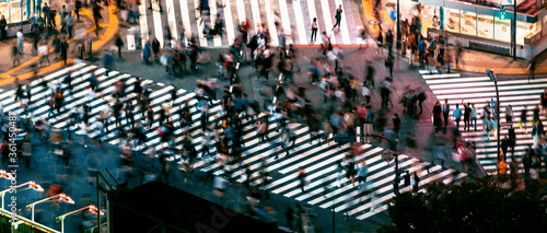 Photography People and traffic cross the famous scramble intersection in Shibuya, Tokyo, Jap