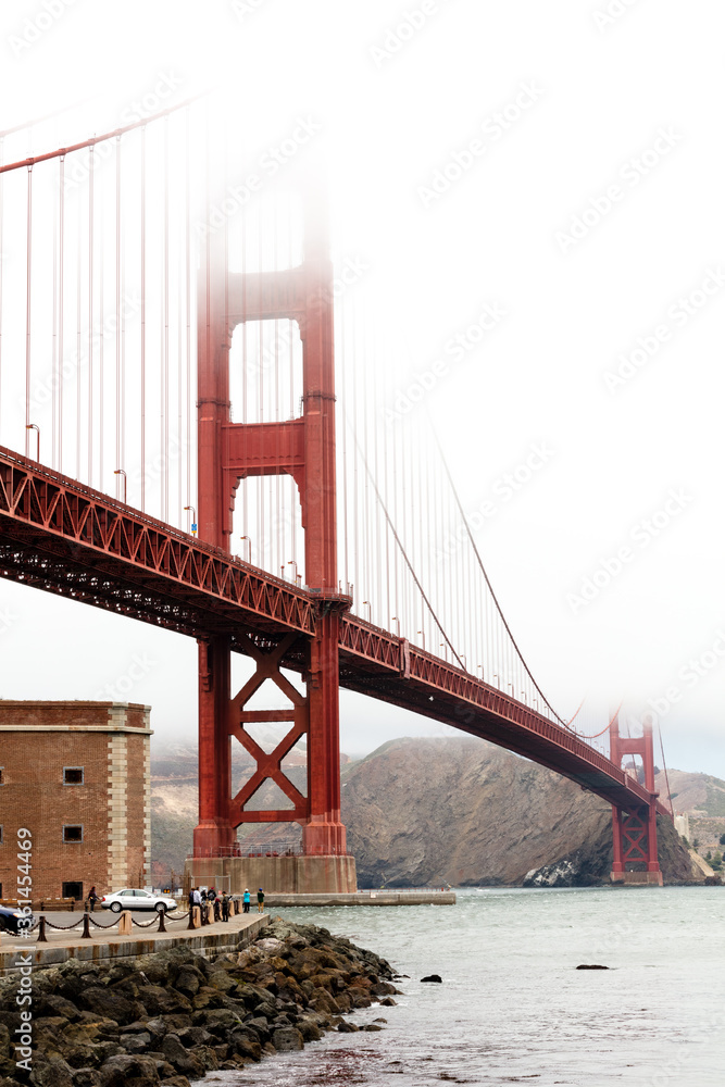 Naklejka premium san francisco golden gate bridge in marine layer