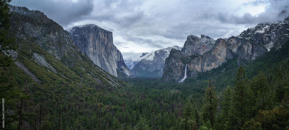 tunnel view in yosemite nationalpark, california, usa