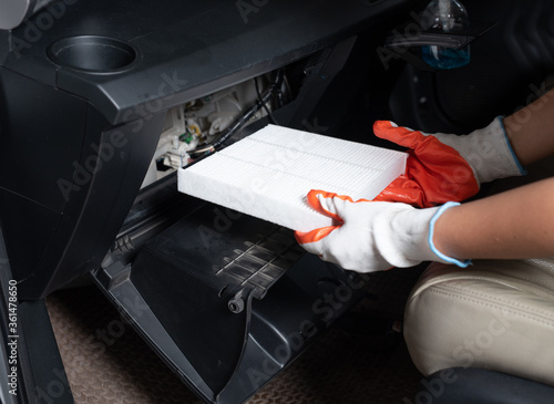 Schilderij op canvas Replacing air filter for car air conditioning
