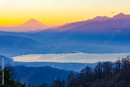 夜明けの富士山と諏訪湖、長野県岡谷市高ボッチ高原にて © photop5