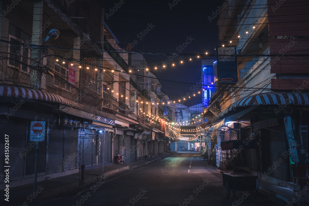 Obraz premium Night view of the streets of Chiang Rai in the smog