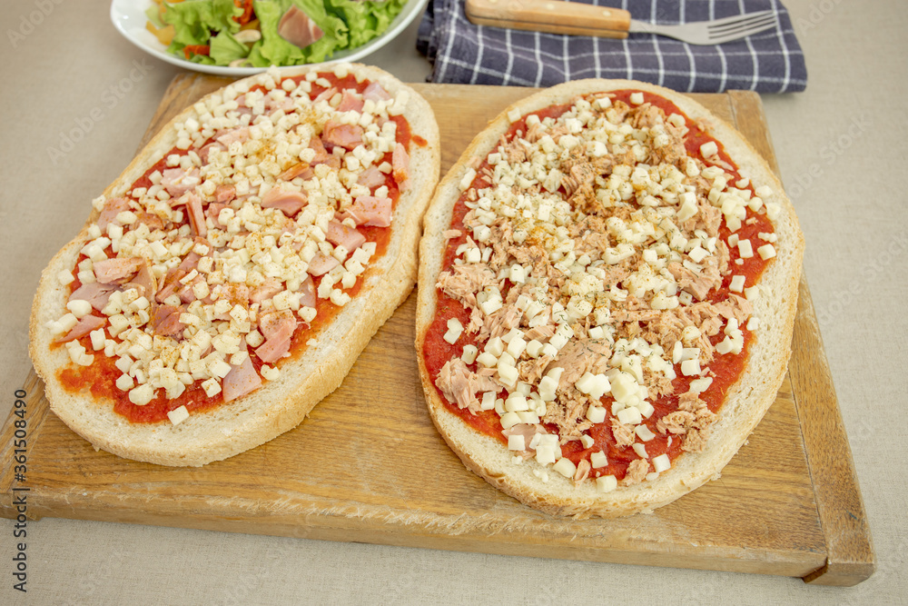bruschetta au thon sur une table bruschetta au thon sur une table