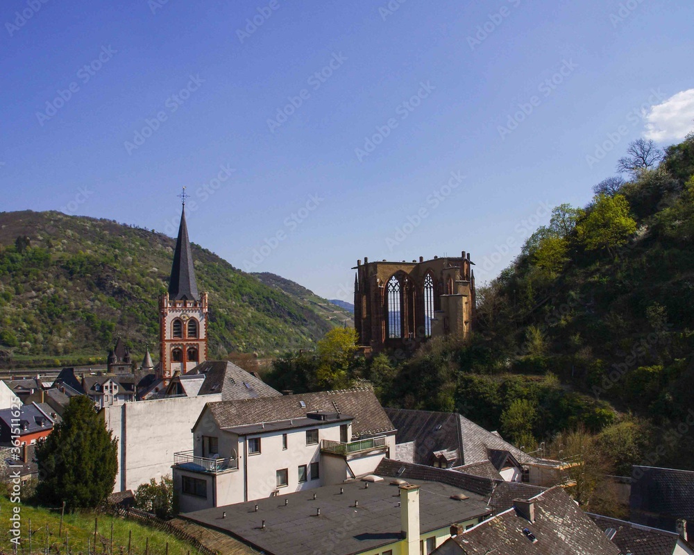 Zu sehen hier sind die Landschaft von Bacharach und Rhein. Die Kirche ist die St. Peter und auch die Wernerkapelle ist zu sehen.