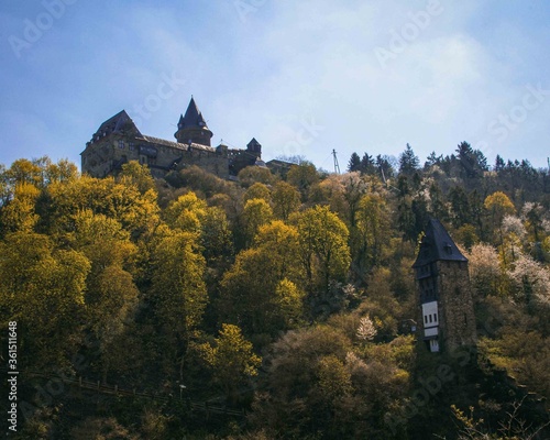 Die Burg Stahleck, wie sie über Bacharach drohnt.  photo