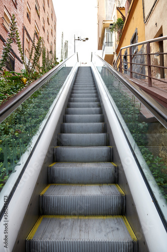 Escaleras mecánicas urbanas en barrio empinado, Horta, Barcelona, Carmelo