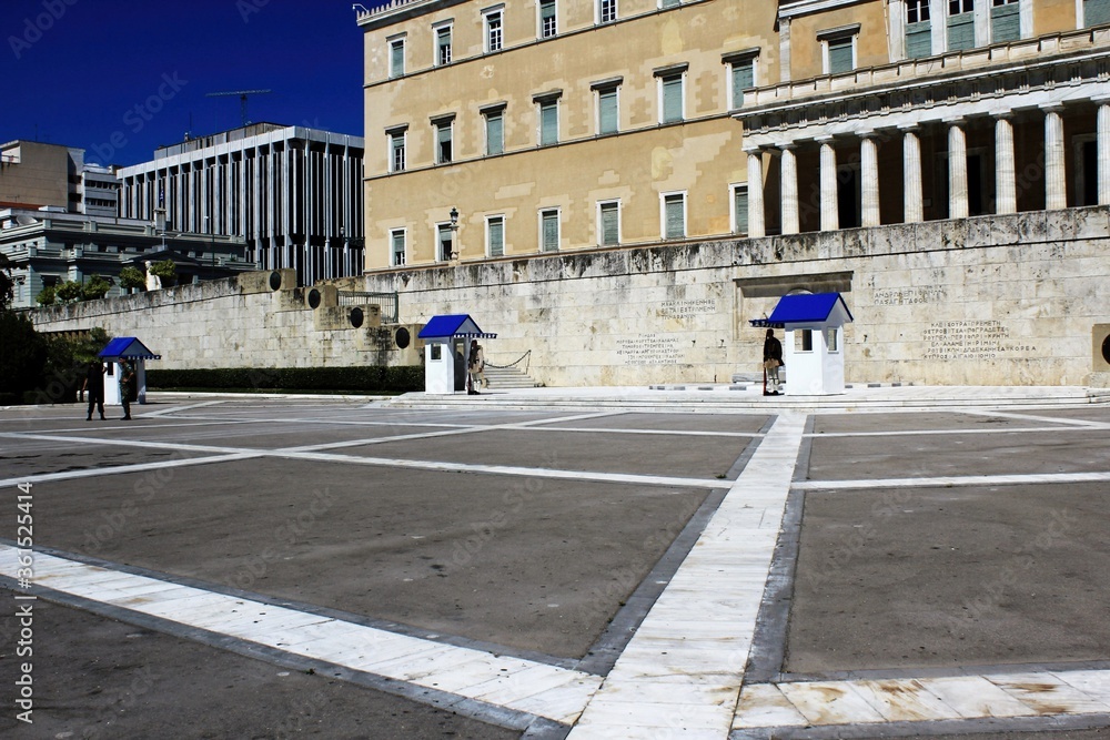 Obraz premium Greece, Athens, June 16 2020 - One of the most touristic spots in Athens - the Tomb of the Unknown Soldier with the Presidential Guards - is empty of visitors. 