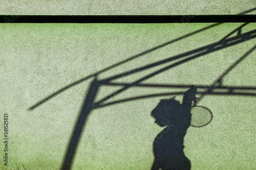 Widok na cień chłopca grającego w tenisa © Sebastian Gacki