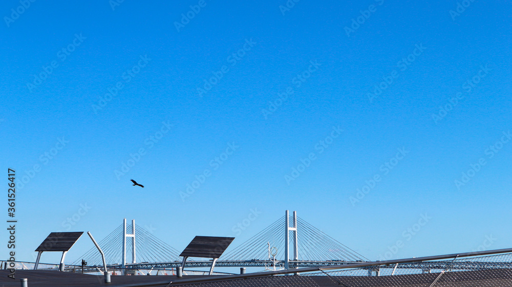 横浜港　大桟橋から見える青空とベイブリッジ