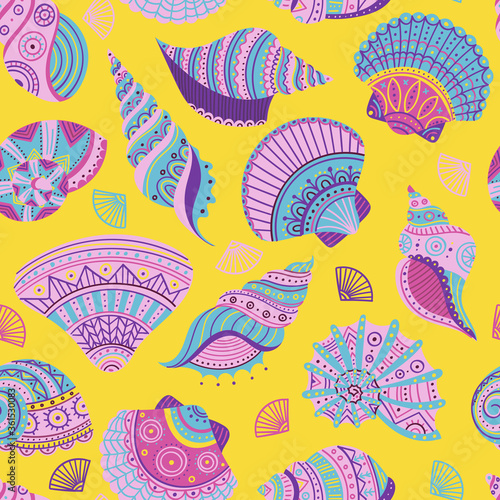 Colorful seashells seamless pattern © samiola