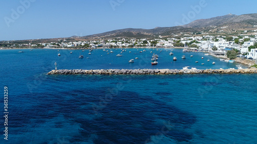 Fototapeta Naklejka Na Ścianę i Meble -  Plage d'Aliko sur l'île de Naxos dans les Cyclades en Grèce vue du ciel