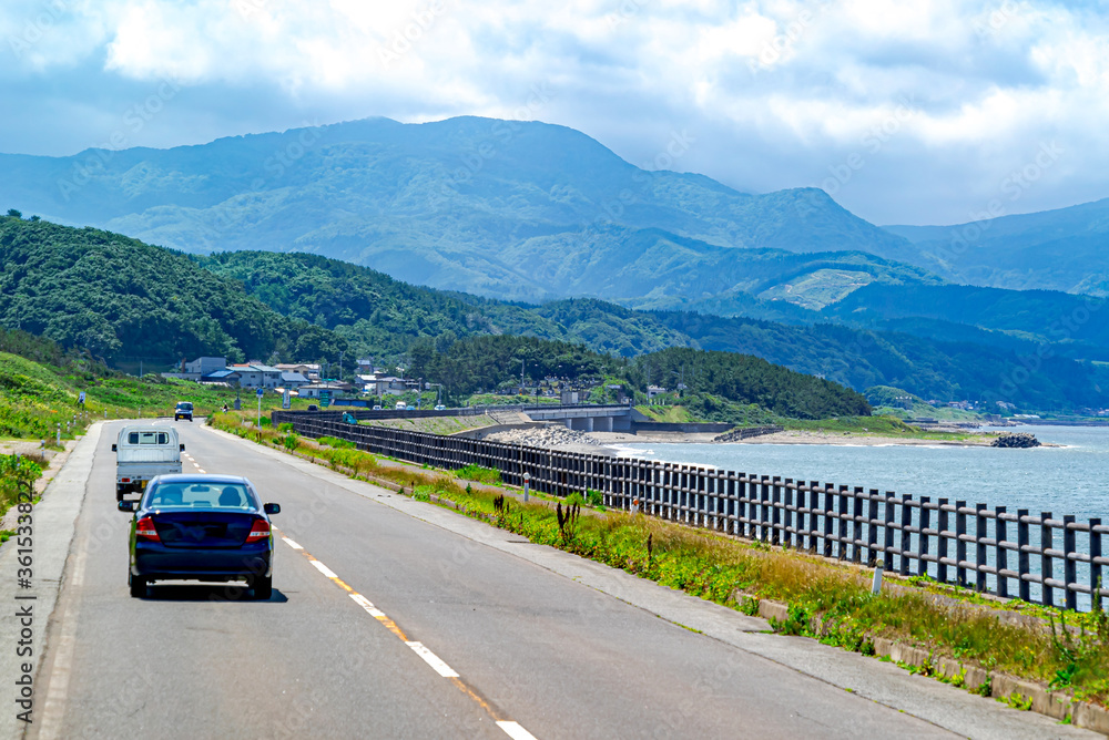 【夏のドライブイメージ】日本海沿いの道路