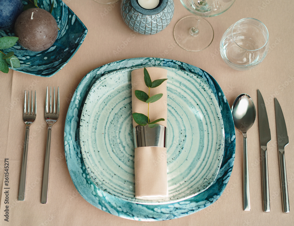 Fototapeta premium Luxury green table setting decorated with candles