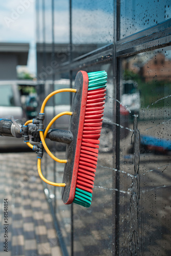 Equipment for washing and cleaning the window from the outside