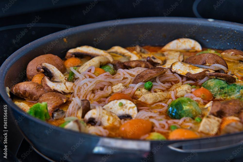 Hühnchenpfanne mit gesundem Bio Gemüse in Black Pepper Soße und mit Konjak Nudeln