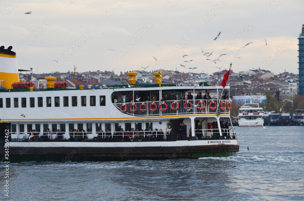Obraz premium passenger ship in istanbul
