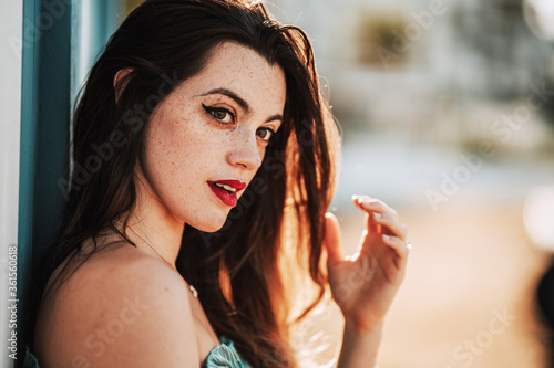 Chica natural pose ciudad costera cesped feliz puesta de sol azul photo