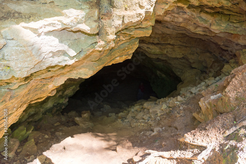 Fototapeta Naklejka Na Ścianę i Meble -  entrance to a cave in the Ichalkovsky forest