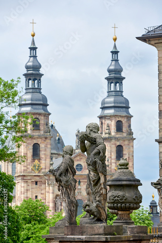 Billede på lærred Der Dom in der Barockstadt Fulda im Sommer.