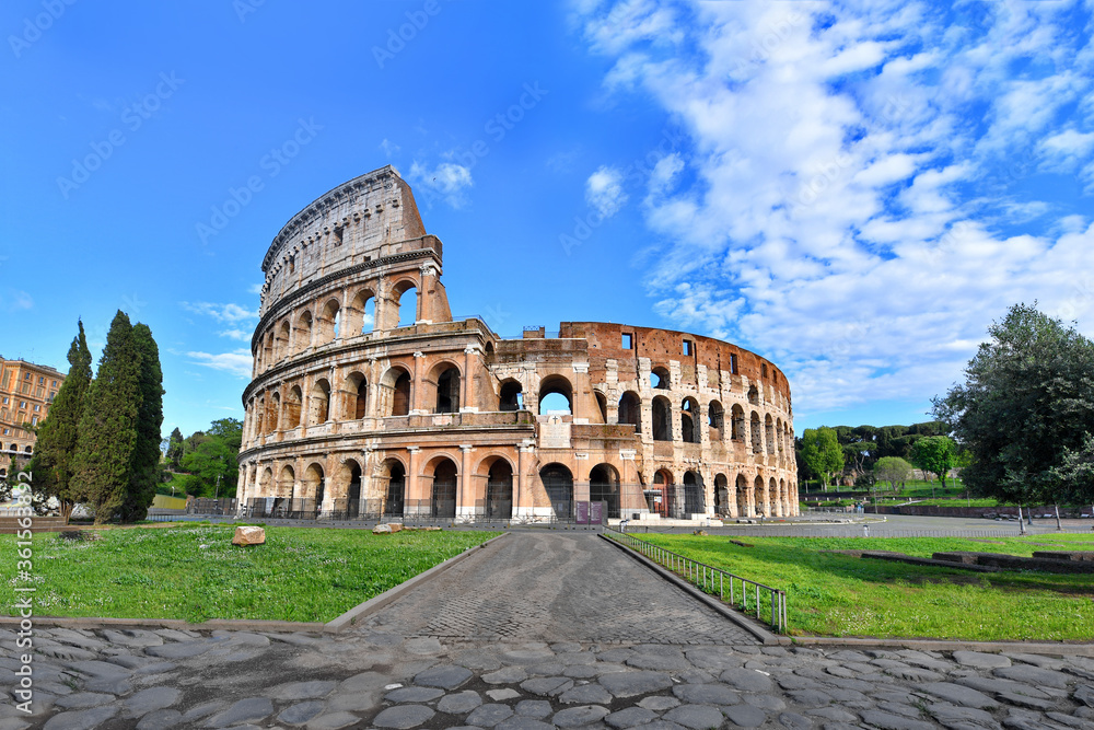 Obraz premium Koloseum w pogodny wiosenny dzień