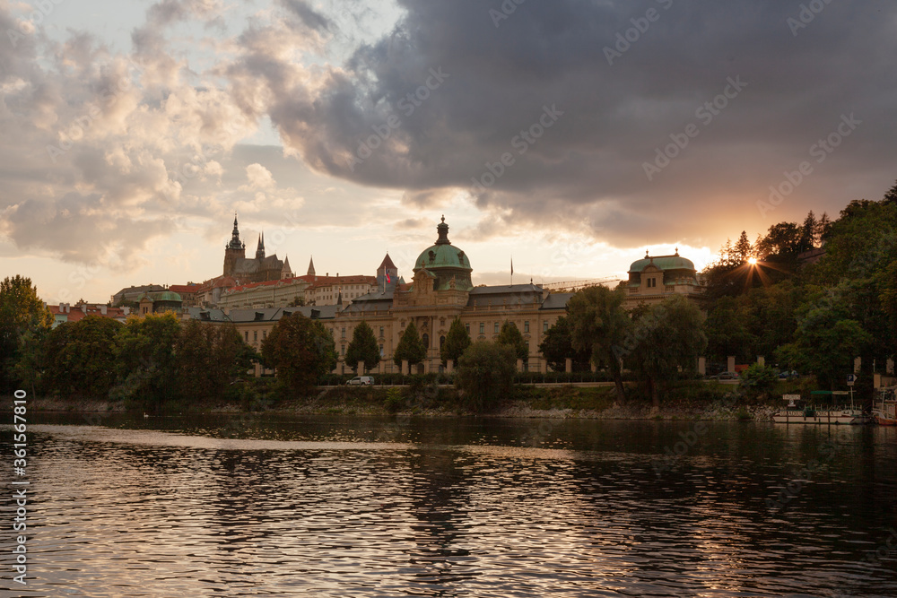 Obraz premium sunset on the river, Prague castle view